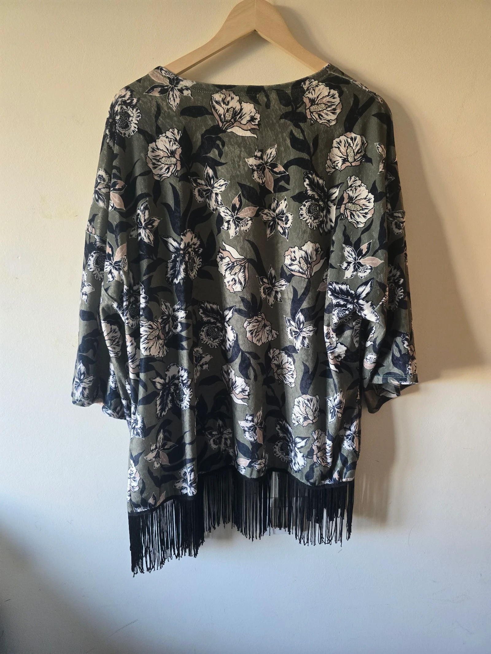 Kimono floral com babados verde e preto de Lefties - tamanho – photo 2
